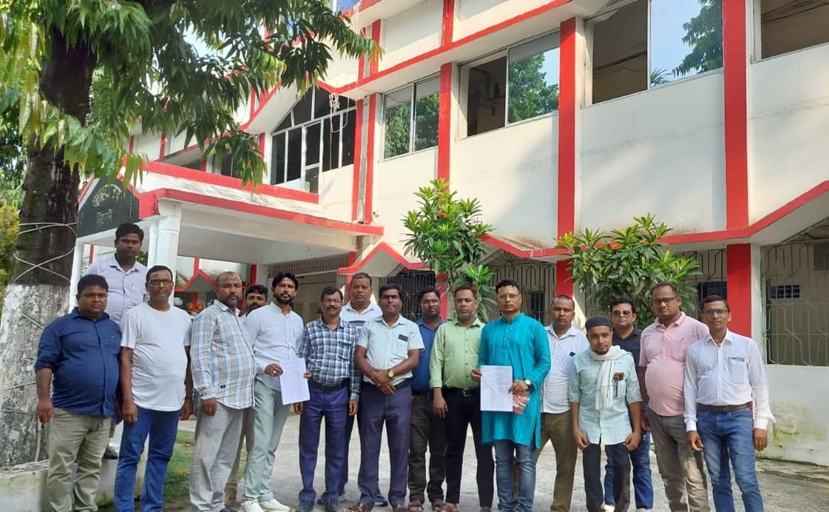 15 सूत्री मांगों की पूर्ति के लिये शिक्षकों ने डीएम को सौंपा ज्ञापन