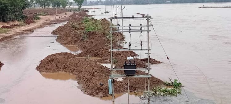 नदी में लगाया ट्रांसफार्मर व पोल, दुर्घटना की आशंका