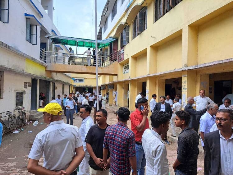 अधिवक्ता संघ का मतदान संपन्न, प्रत्याशियों के भाग्य का फैसला आज