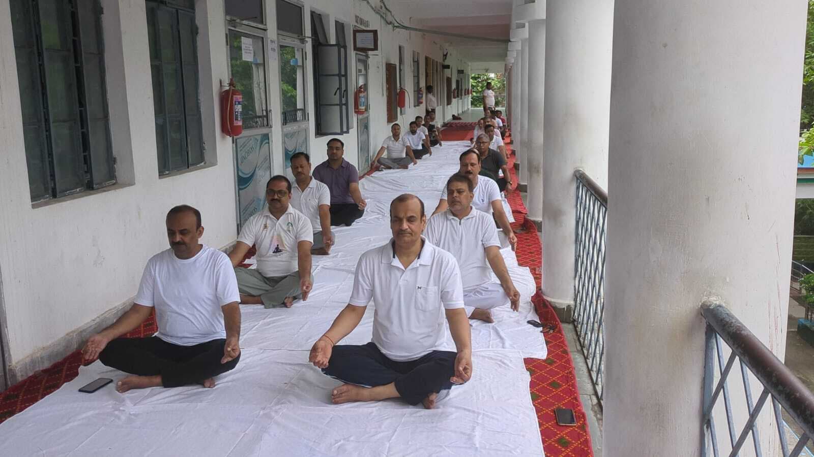 न्यायिक पदाधिकारी ने किया योगाभ्यास