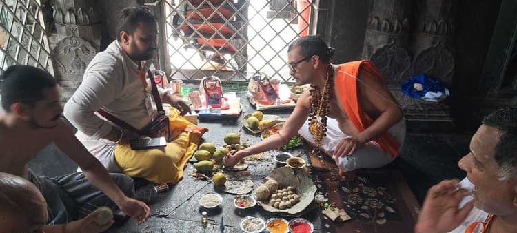 संत अभिषेक ब्रह्मचारी ने विष्णुपद में गुरुओं व पितरों का किया पिंडदान