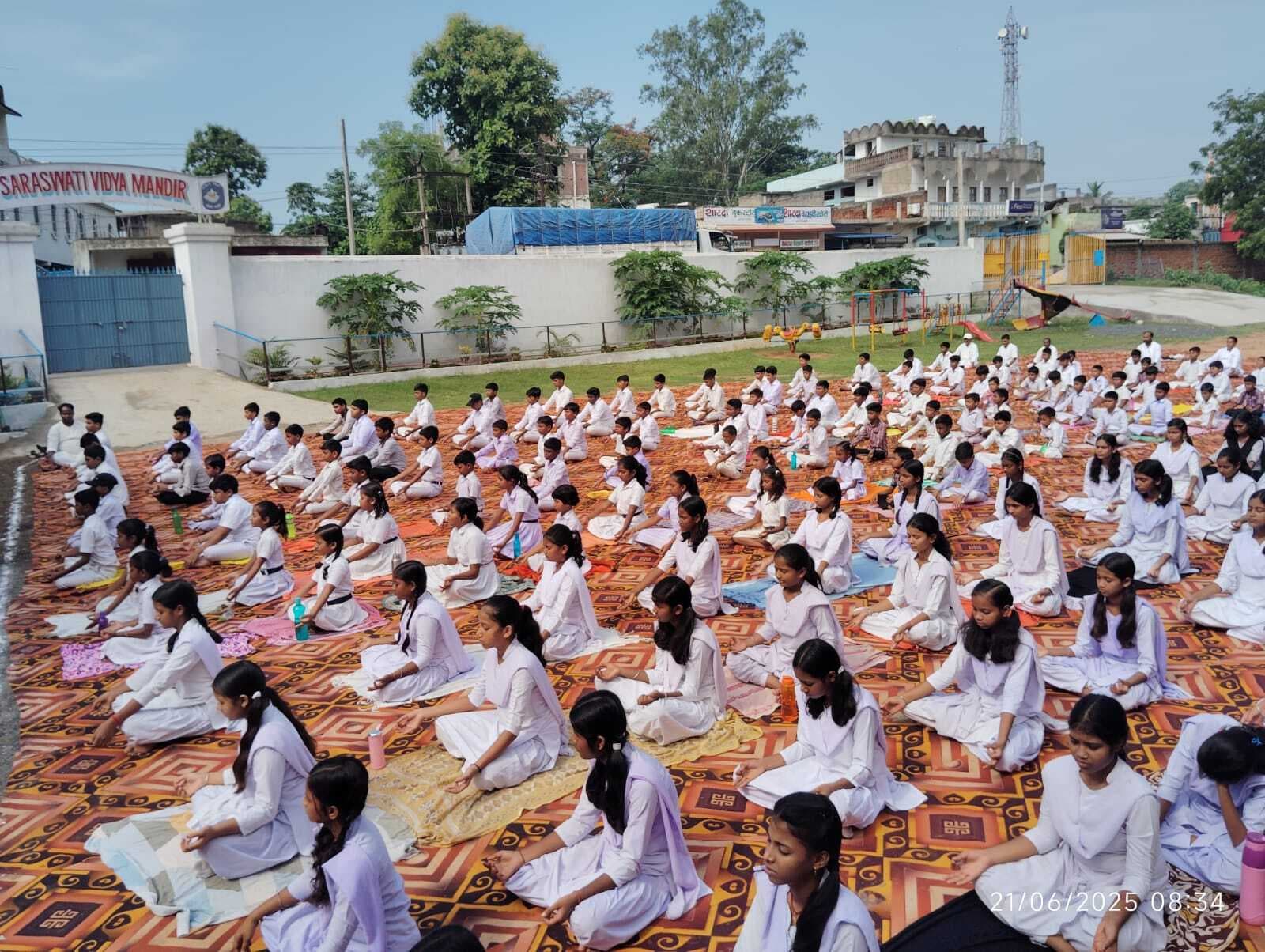 सरस्वती विद्या मंदिर के छात्र-छात्राओं ने किया योग
