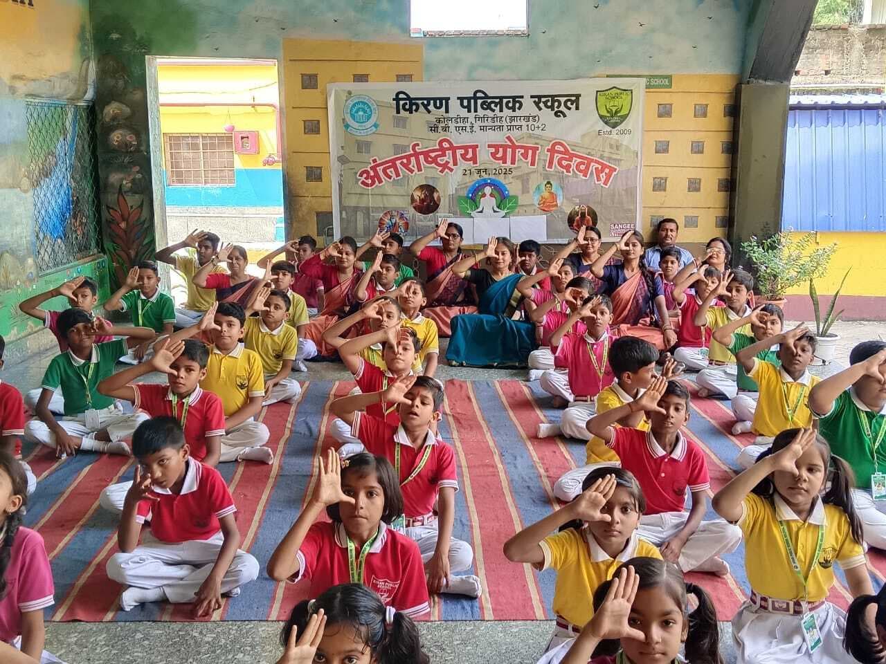 Giridih News :छात्र-छात्राओं ने किया योगाभ्यास