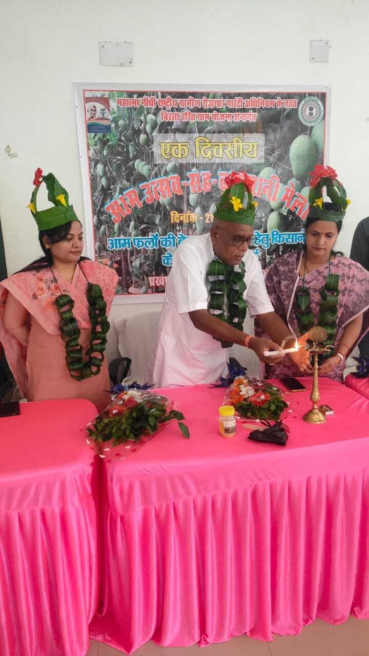 Giridih News :प्रखंड कार्यालय में आम उत्सव सह बागवानी मेले का आयोजन