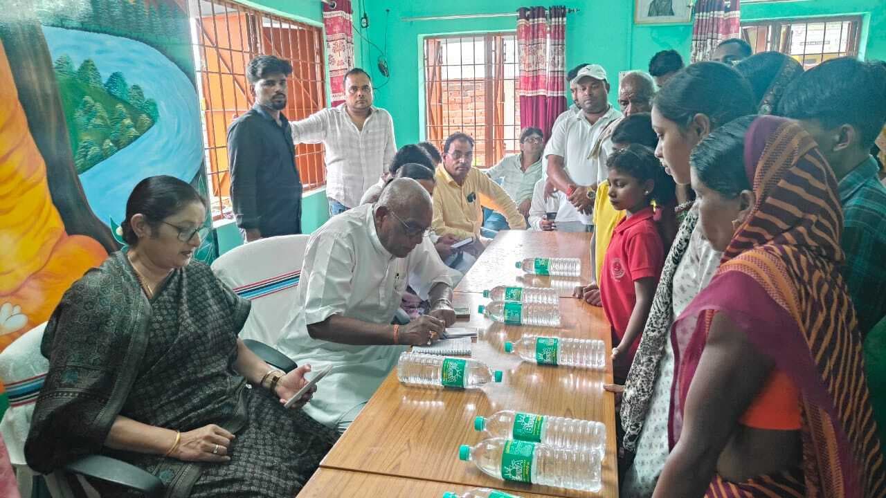 Giridih News :मंत्री अन्नपूर्णा देवी ने मजदूरों के परिजनों को बंधाया हिम्मत