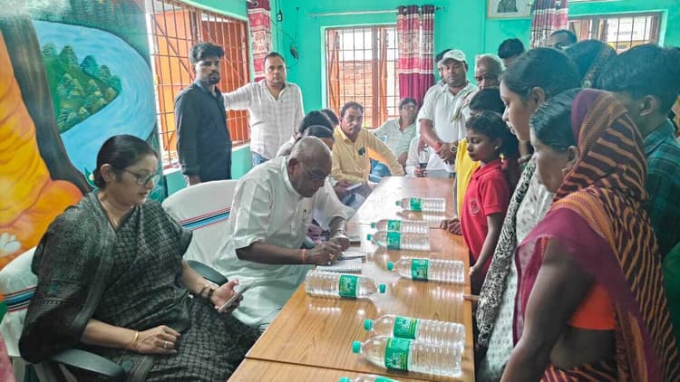 Giridih News :मंत्री अन्नपूर्णा देवी ने मजदूरों के परिजनों को बंधाया हिम्मत