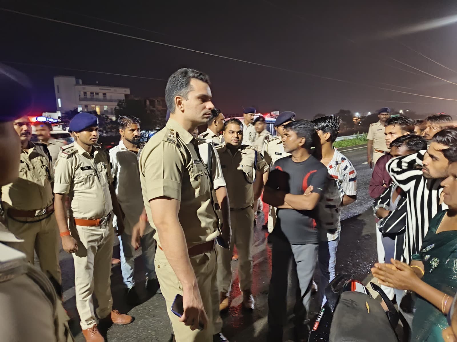 कार ने शादी समारोह में शामिल लोगों को रौंदा, मासूम की मौत, कई घायल