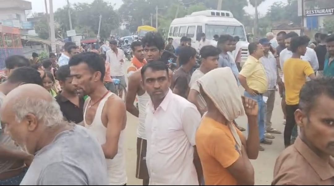 पालीगंज में मोपेड में वाहन ने मारा धक्का, अधेड़ की मौत