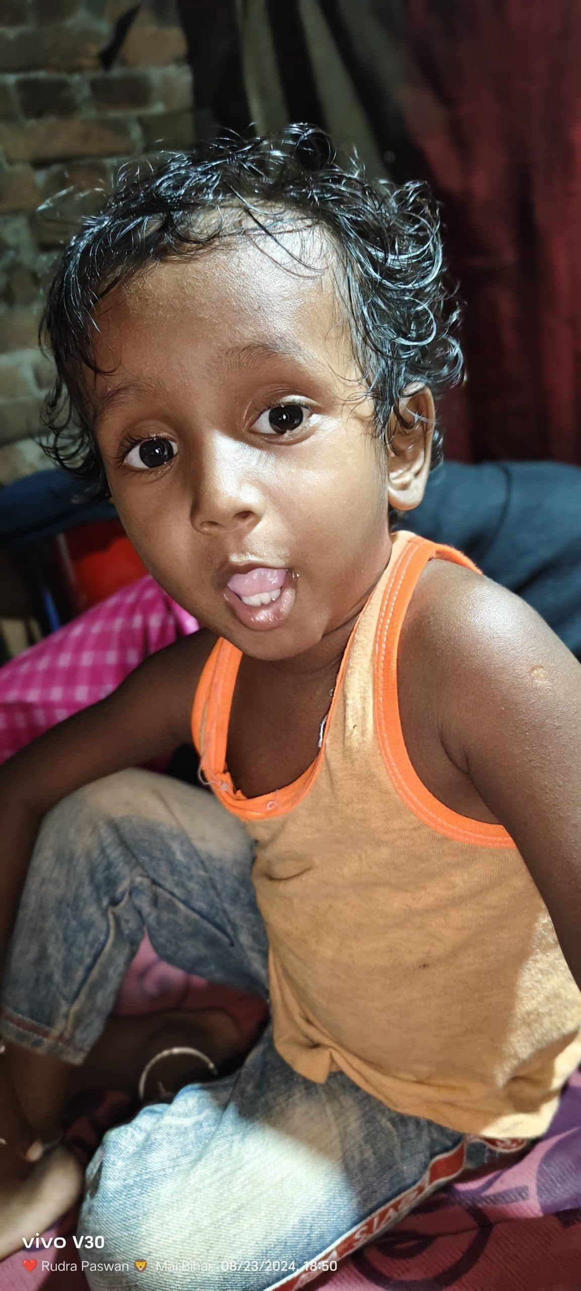 दीवार गिरने से चार वर्षीय बेटे की मौत, मां गंभीर