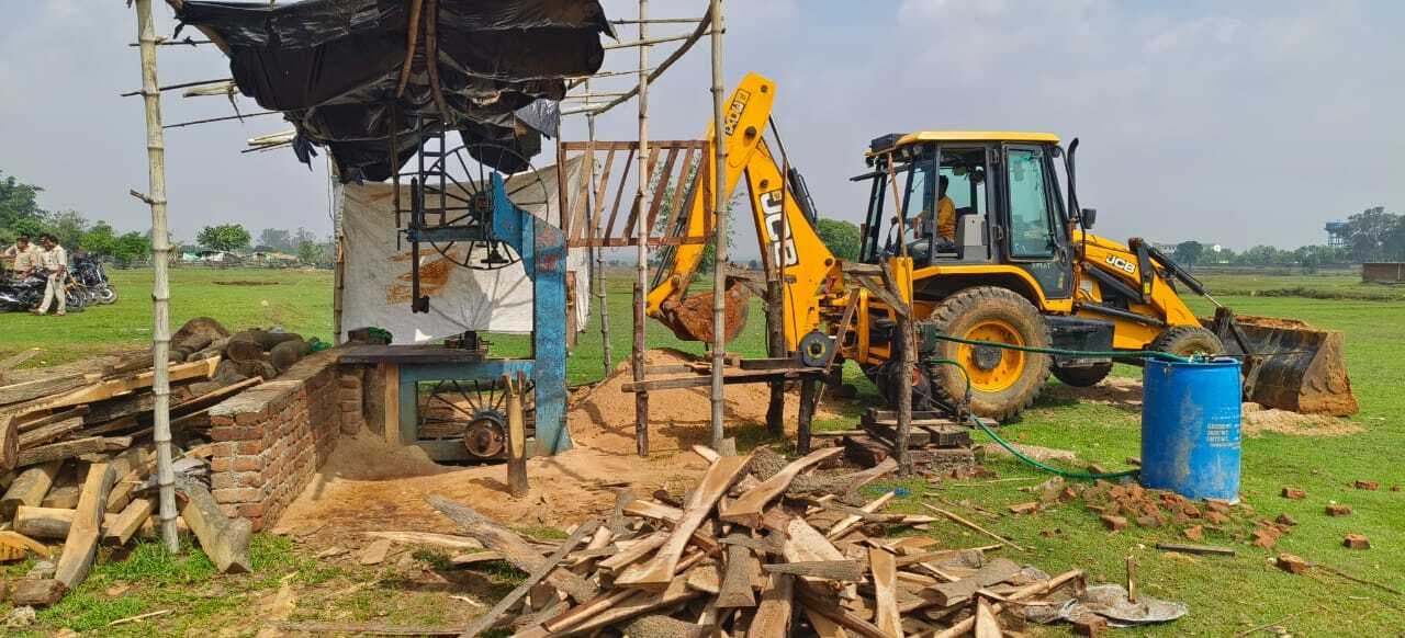 Giridih News :वन विभाग आरा मिल में की छापेमारी, मशीन उखाड़ा