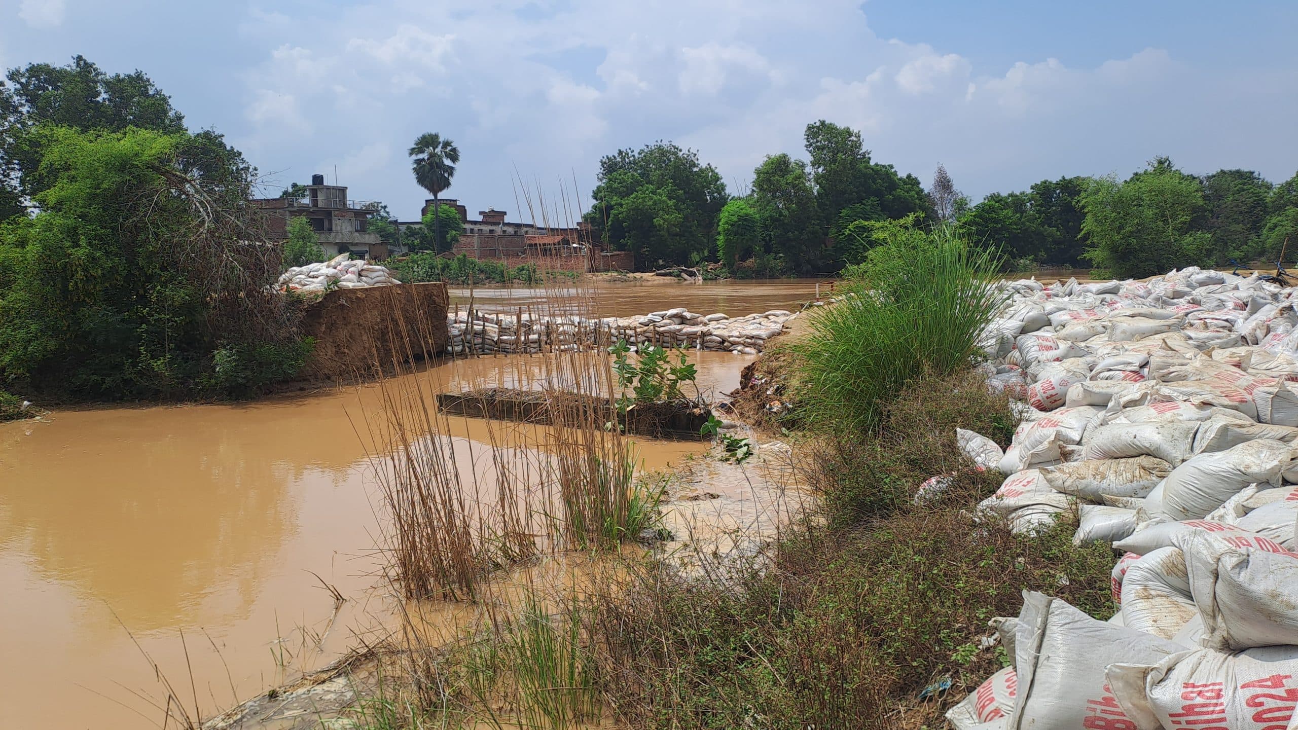 निमी सलारपुर व बड़ी केवई के पास भी बांध टूटा