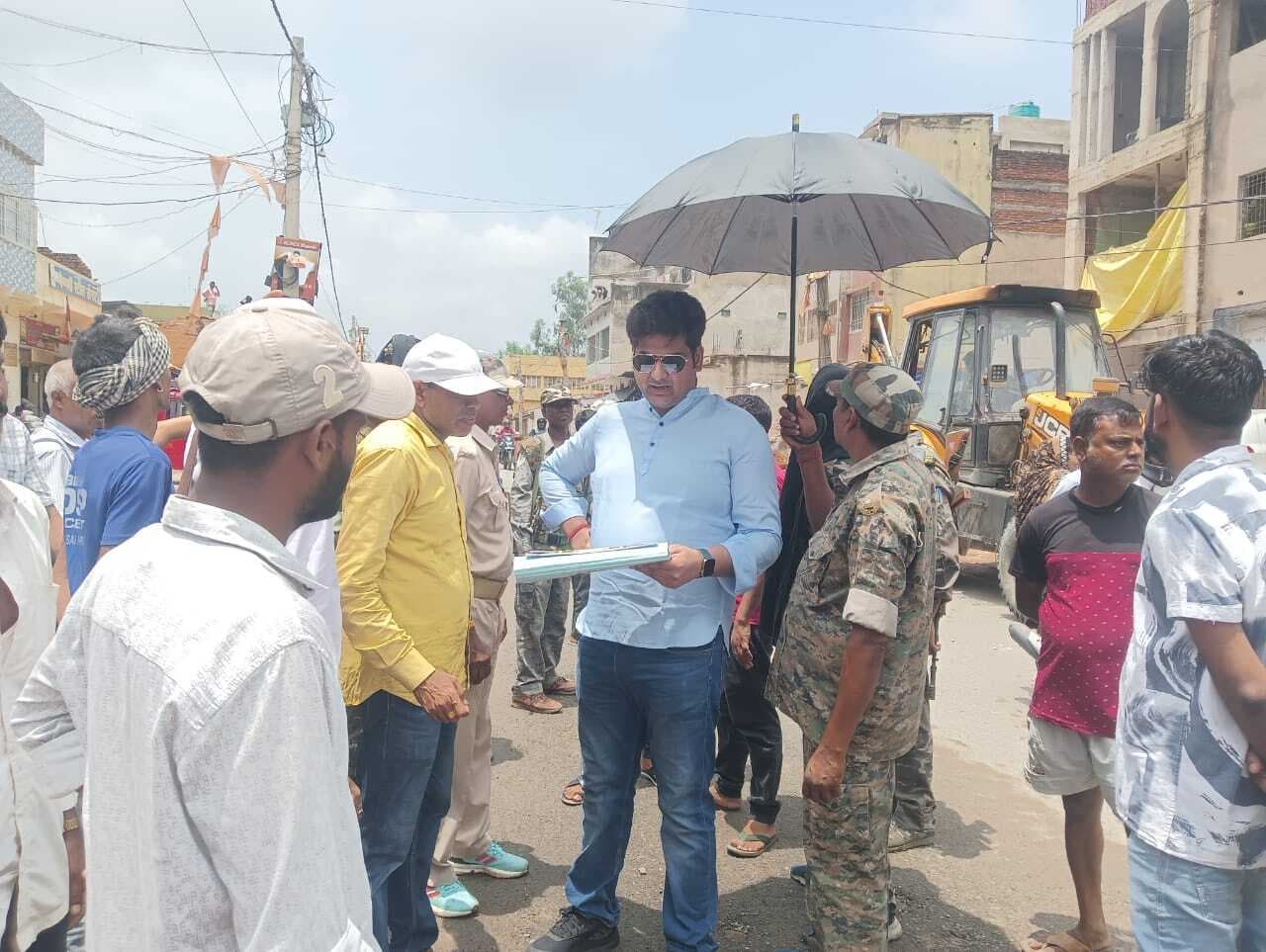 Giridih News :दूसरे दिन भी चला प्रशासनिक बुलडोजर, कई लोगों के मकान-दुकान टूटे