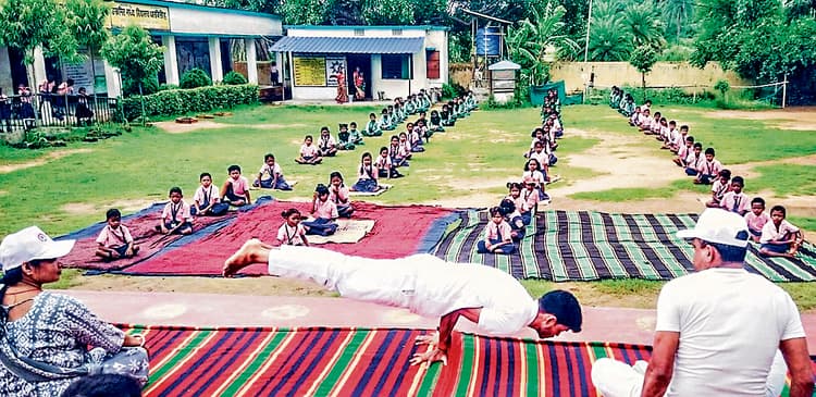 East Singhbhum News : तन को स्वस्थ व मन को शांत रखता है योग