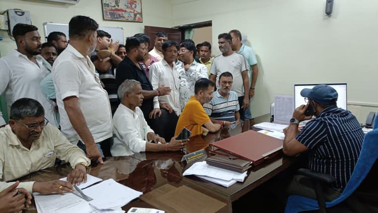 Dhanbad News : थाना प्रभारी के व्यवहार से आक्रोशित संवेदकों ने टेंडर प्रक्रिया का किया बहिष्कार, निविदा रद्द