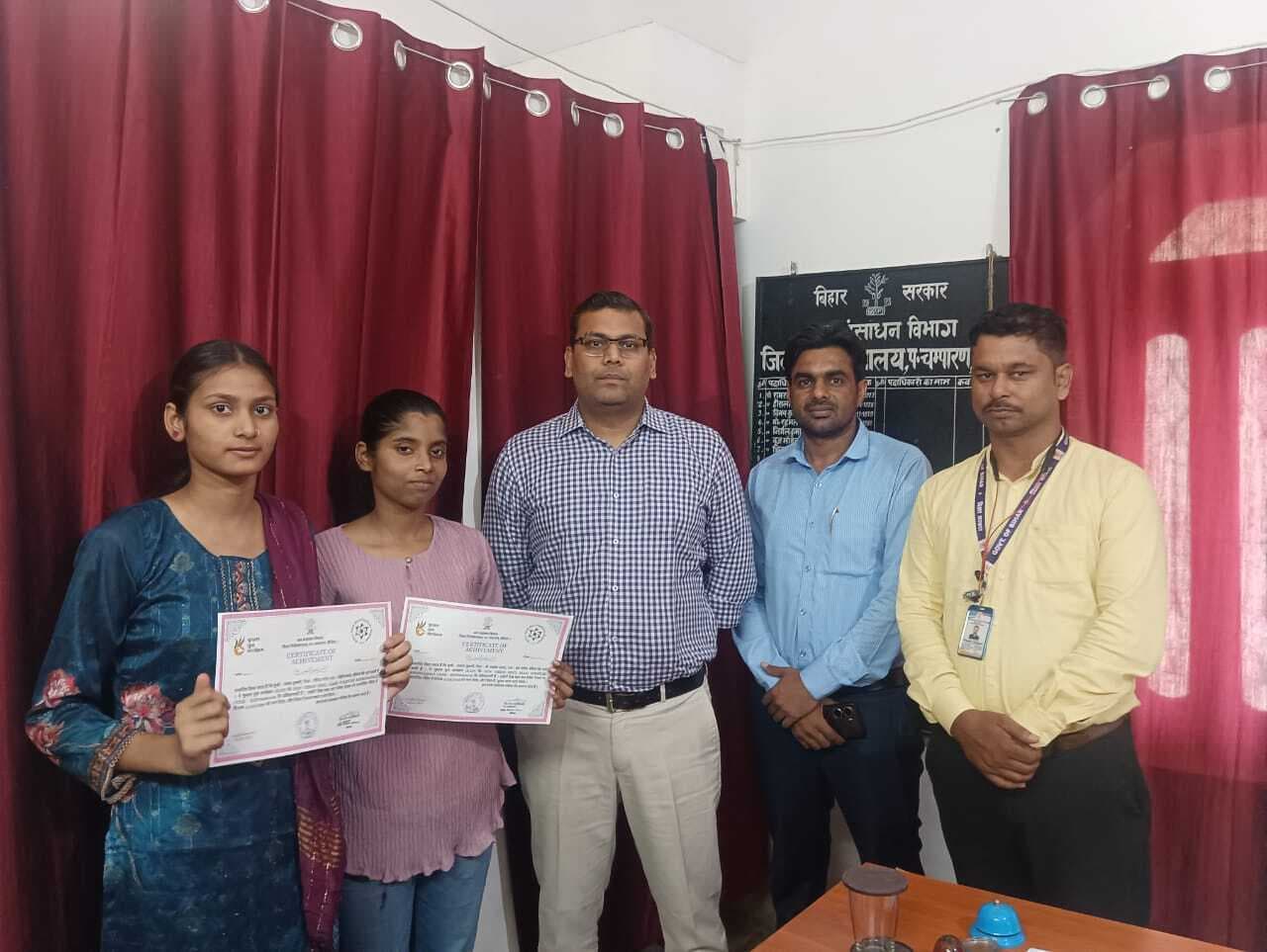 Bettiah : बाल श्रम निषेध पर जिला स्तरीय पेंटिंग प्रतियोगिता में पलक फर्स्ट व सनाया सेकेंड