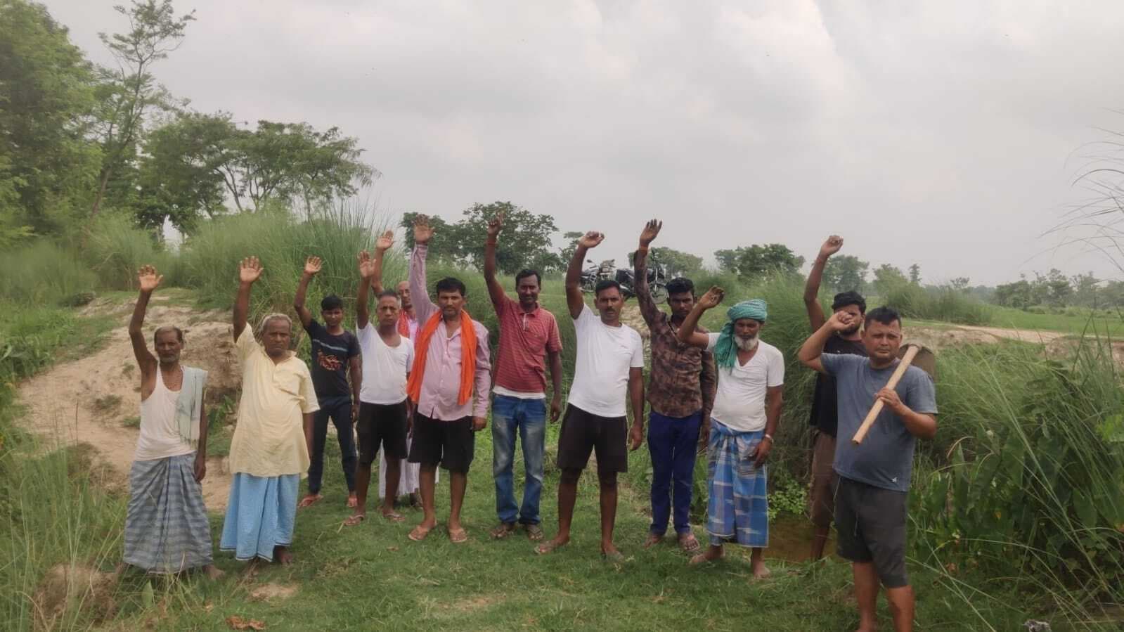 Bettiah : कुंडिलपुर में टूटा बरगजवा मंगरहरी नहर का बांध, किसानों में आक्रोश, किया प्रदर्शन