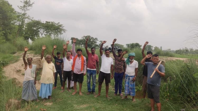 Bettiah : कुंडिलपुर में टूटा बरगजवा मंगरहरी नहर का बांध, किसानों में आक्रोश, किया प्रदर्शन