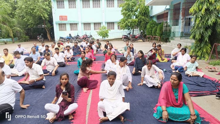 नियमित योग से व्यक्ति सदा रहता है निरोग : डॉ राजू