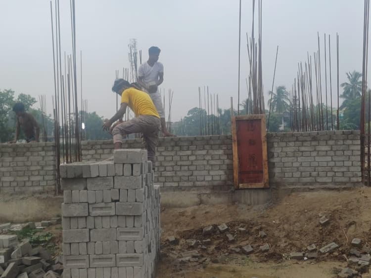 Samastipur News:मऊ दक्षिण में न्यायालय के आदेश की उड़ रही धज्जियां