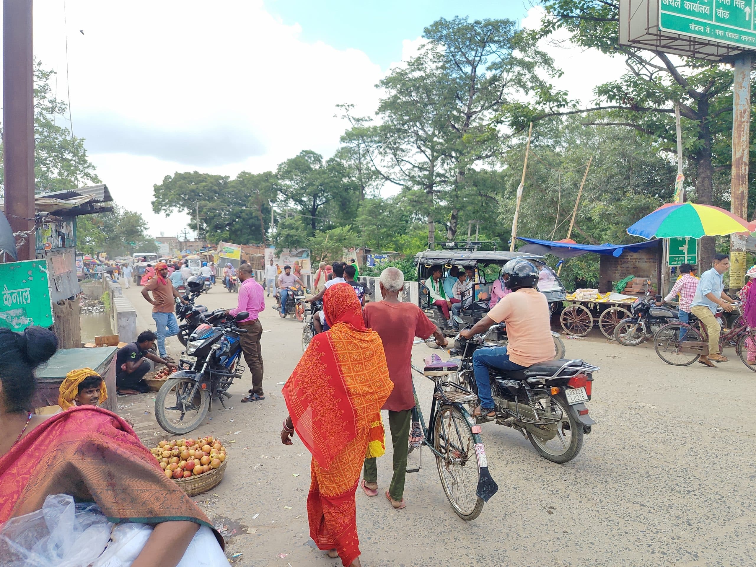 Bettiah : नगर में फिर बढ़ने लगा अतिक्रमण, मुख्य सड़क के पास ठेला व दुकान लगने से जाम की स्थिति उत्पन्न