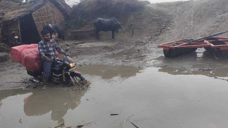 Samastipur News:लड़झाघाट में जलजमाव से कुशेश्वरस्थान- दरभंगा सड़क बेहाल