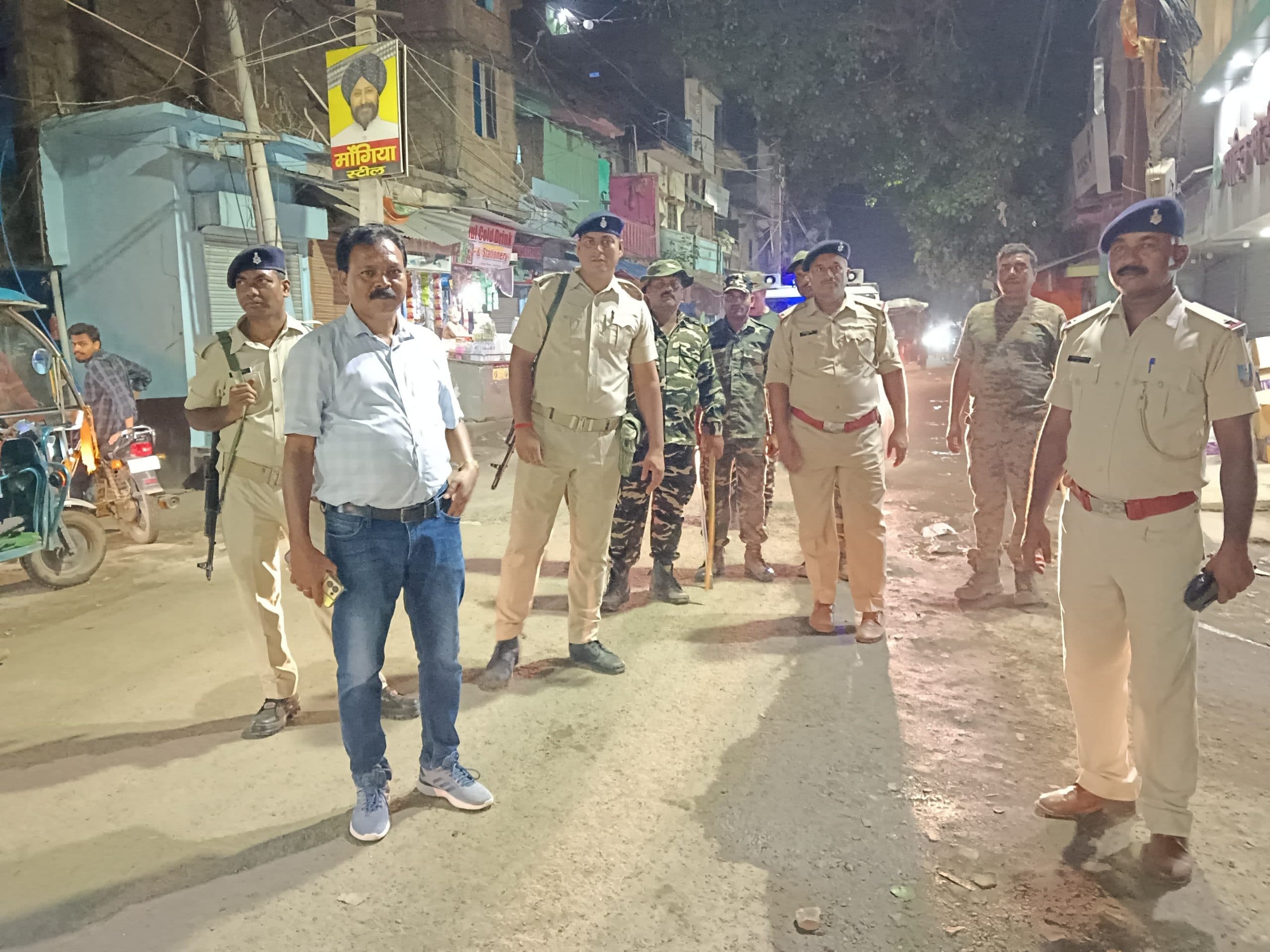 पुलिस ने निकाला फ्लैग मार्च, भागे मनचले