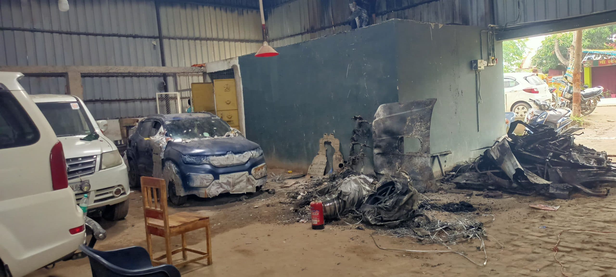 बिजली की शॉर्ट सर्किट से कार गैरेज में लगी आग, कई वाहन जले