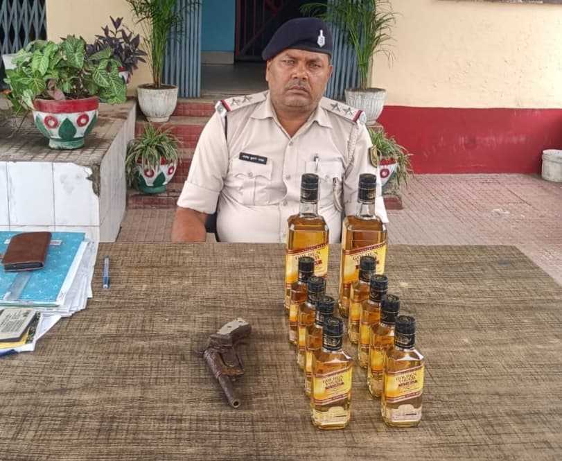 10 बोतल विदेशी शराब व एक देसी कट्टा बरामद, अभियुक्त फरार