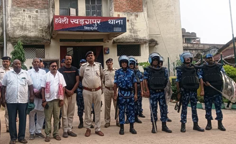 रैपिड एक्शन फोर्स ने फ्लैग मार्च कर लोगों को निर्भीकता का दिया संदेश