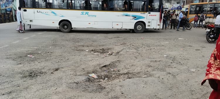 एनएच-81 पर बड़े-बड़े गढ्ढे दे रहे हादसे को आमंत्रण