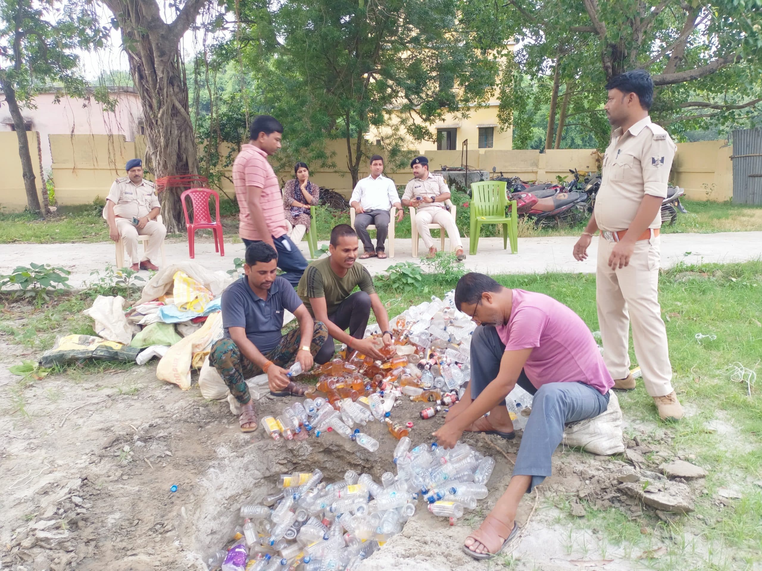 जब्त देसी व विदेशी शराब किया नष्ट
