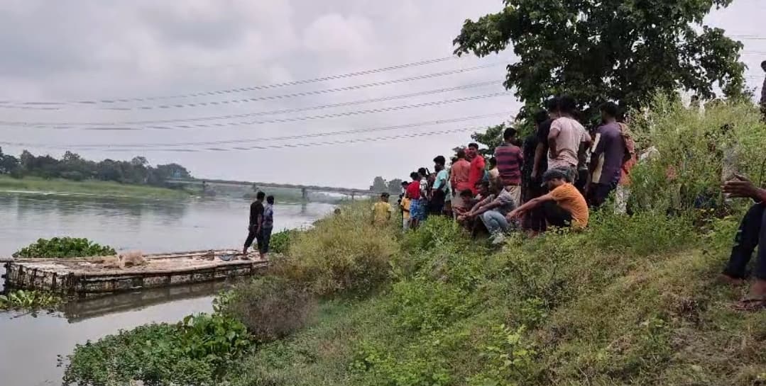 नदी के किनारे मिला युवक का शव