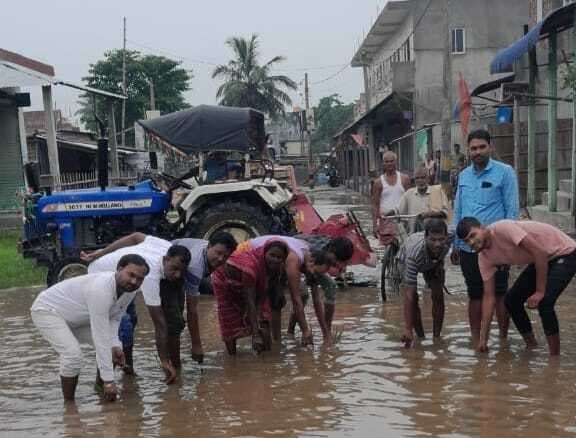 लोगों ने सड़क पर धान रोपकर जताया विरोध