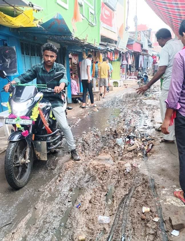 कीचड़ व जलजमाव से कराह रहा तारापुर का सब्जी बाजार, लोग परेशान