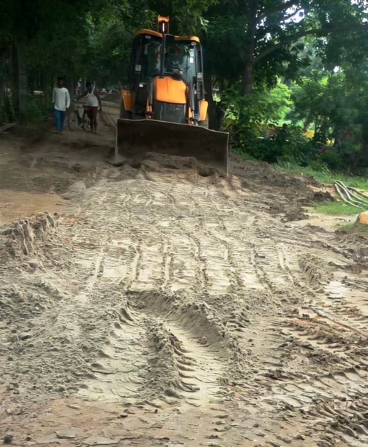 कांवरिया पथ में बालू बिछाने का कार्य प्रारंभ, तीखी धूप होने पर टैंकर से होगा पानी का छिड़काव