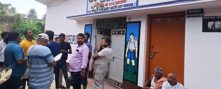 छात्रा से घिनौनी हरकत पर परिजनों ने किया हंगामा, पिछले दरवाजे से भागा प्राचार्य