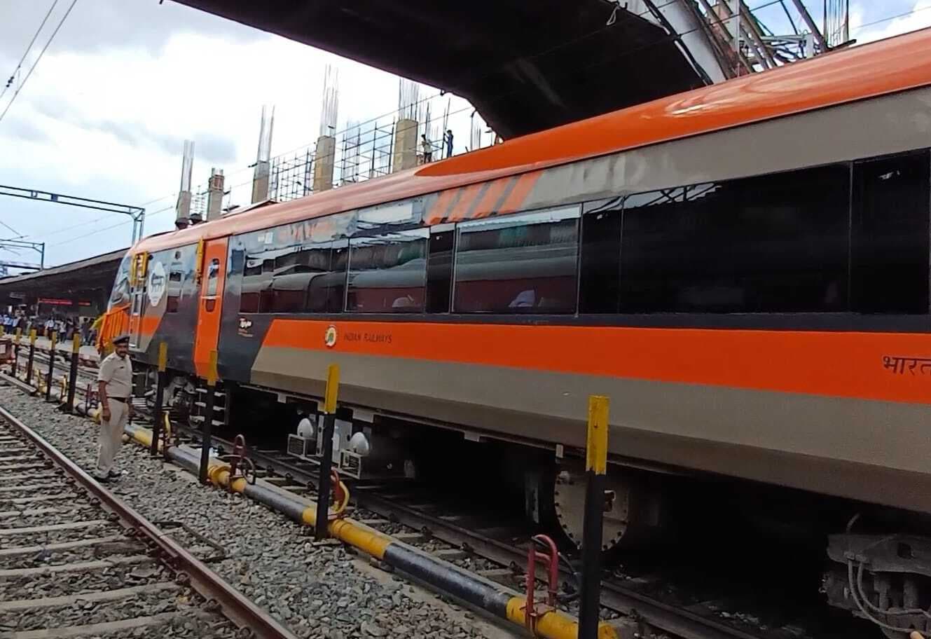 वंदे भारत पहले दिन जंक्शन के प्लेटफॉर्म-7 से आगे के लिए हुई रवाना, दिखा उत्साह