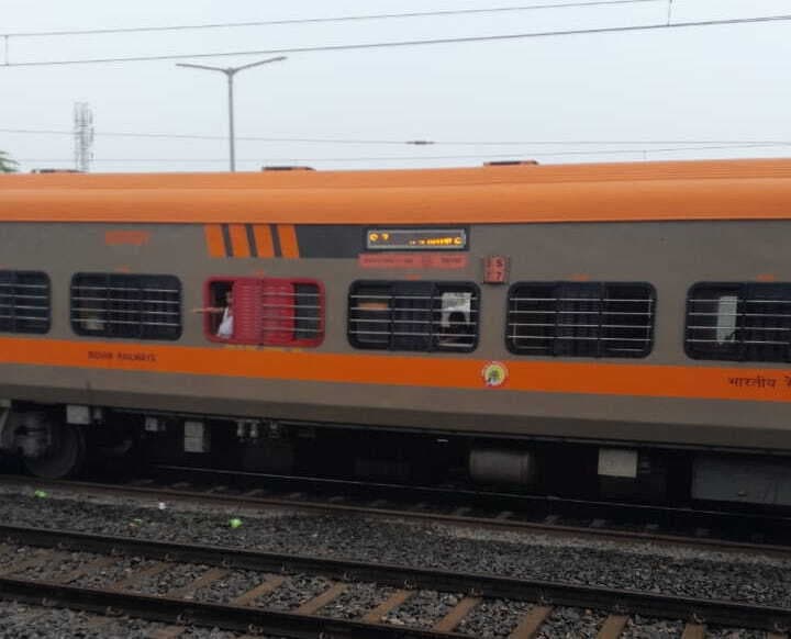 भगवानपुर में अमृत भारत एक्सप्रेस तीन घंटे फंसी, यात्रियों को भारी परेशानी