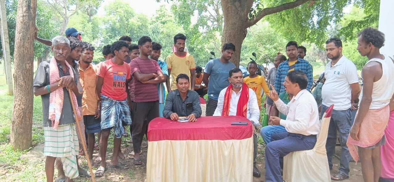 जेरोपहाड़ी में धरती आबा जनजातीय उत्कर्ष अभियान के तहत लगा शिविर