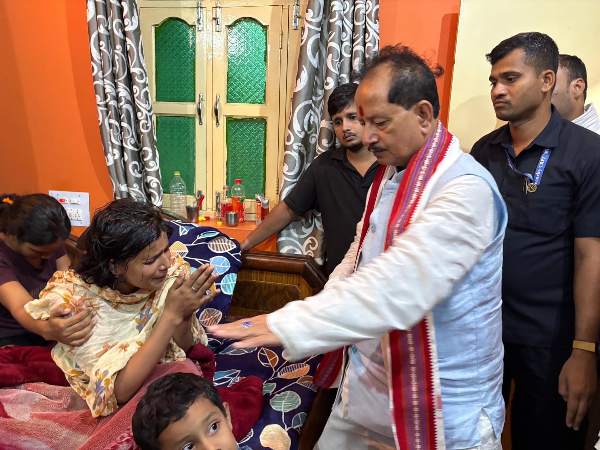 दोहरे हत्याकांड के पीड़ित परिवार से मिले डिप्टी सीएम, बोले दोषी को बख्शा नहीं जायेगा