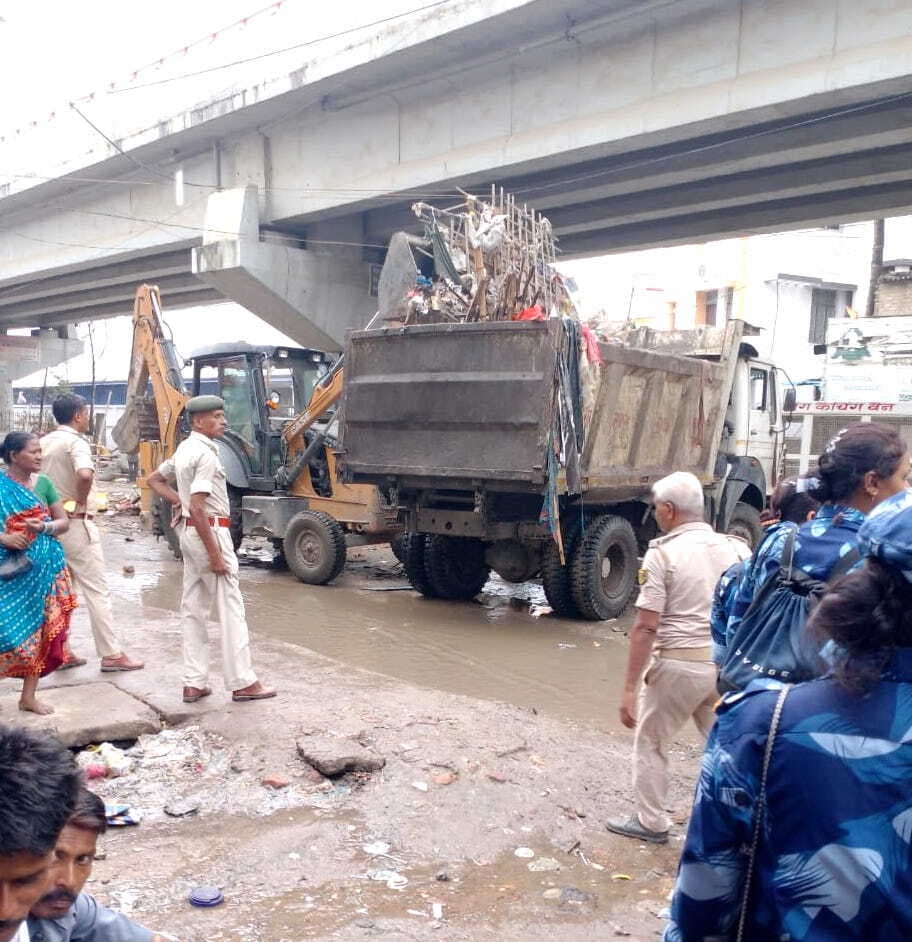 भगवानपुर इलाके में सड़कों के डंपिंग पॉइंट को किया जा रहा खाली