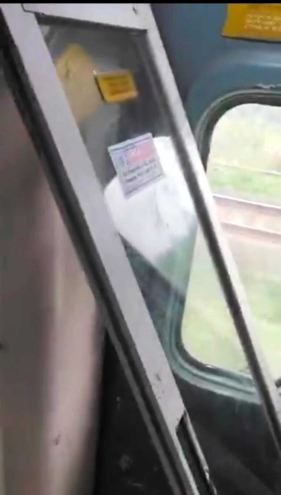 राप्ती सागर एक्सप्रेस के दो कोचों के भीतर का दरवाजा टूटा, यात्री परेशान