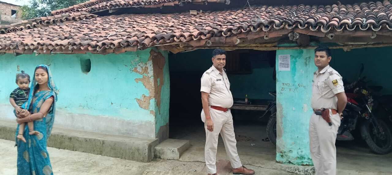 जमीन हड़पने का मामला, पुलिस ने आरोपी के घर चिपकाया इश्तेहार