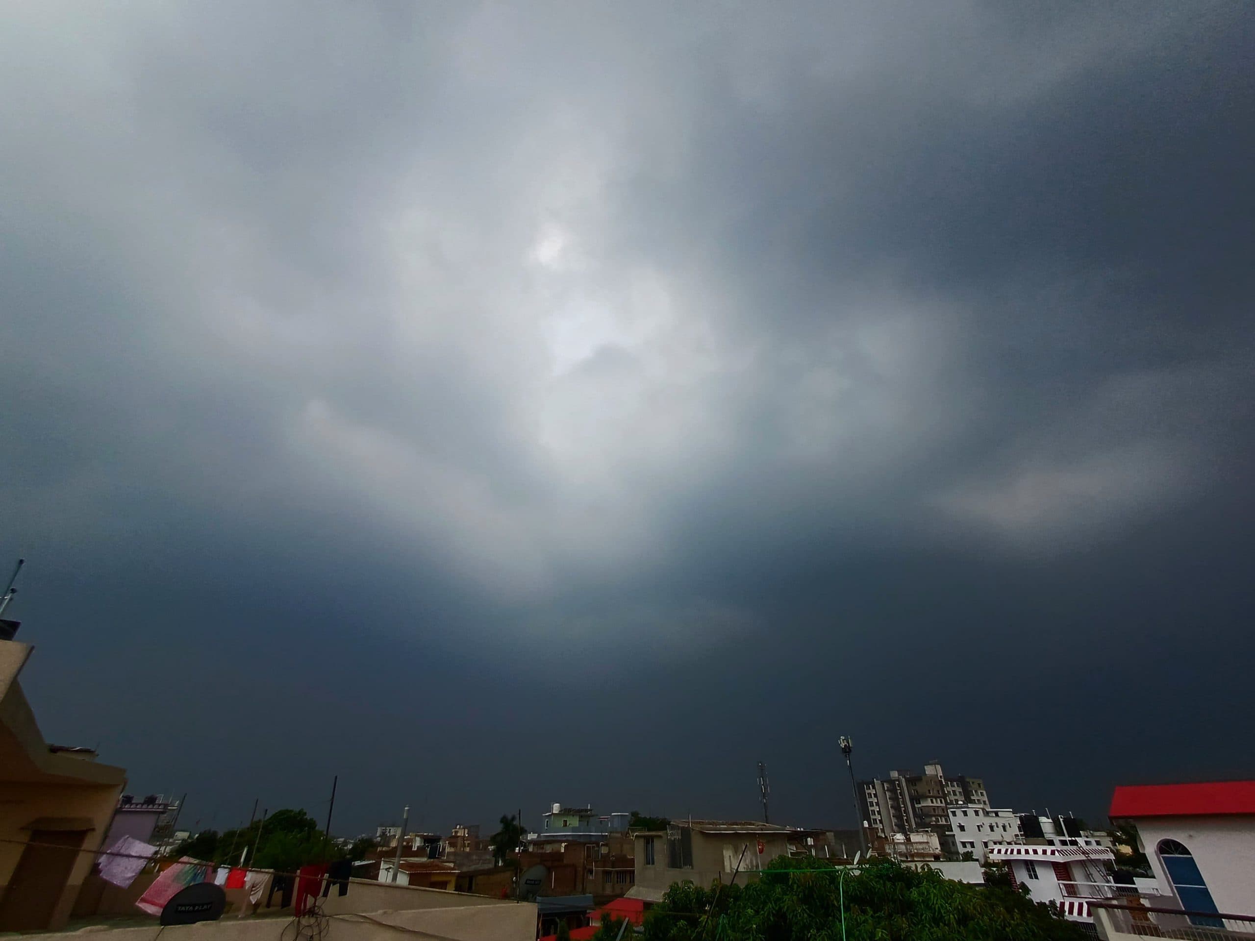 मानसून की बेरुखी : काले घने बादल और बूंदा-बांदी के बीच उमस से बेहाल