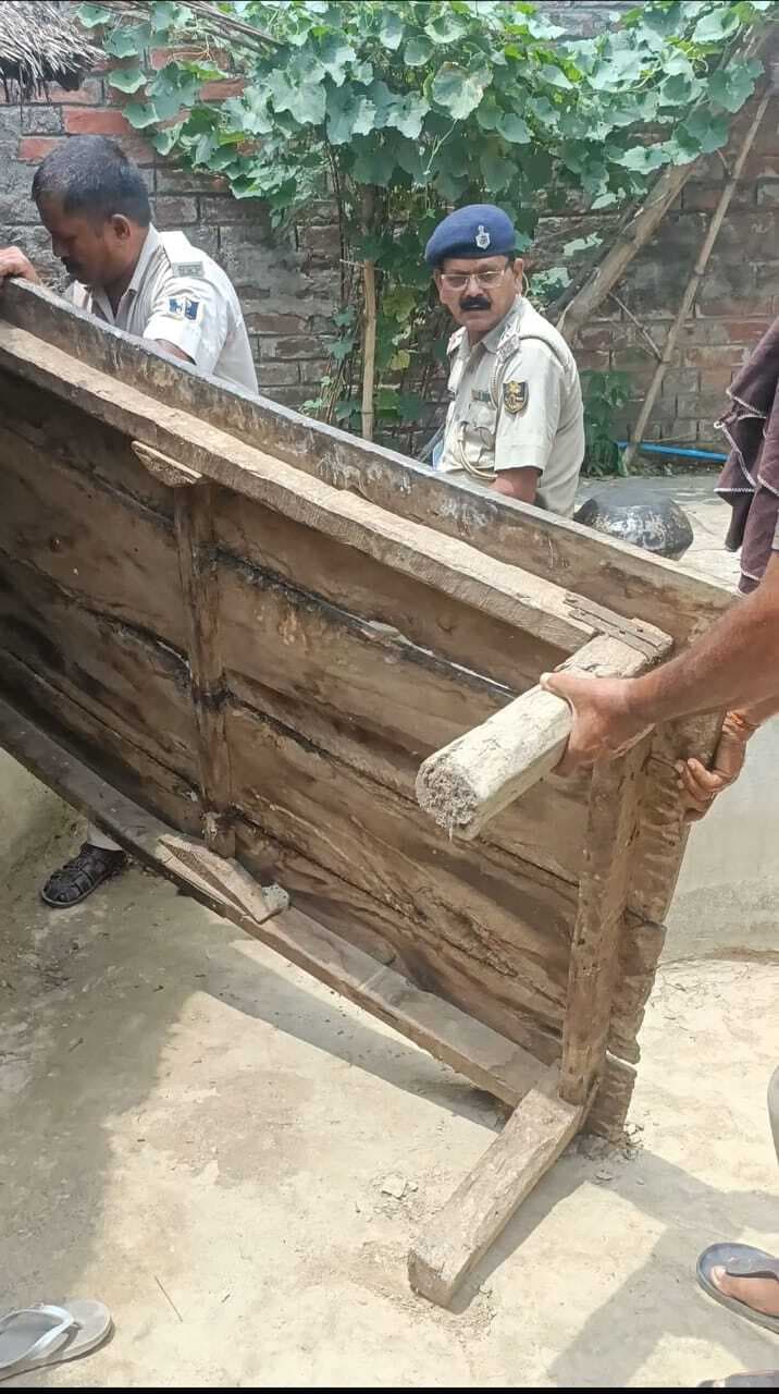 Madhubani News : पुलिस ने कुर्की जब्ती की कार्रवाई की