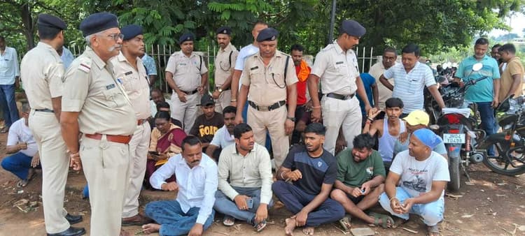 धरना दे रहे लोगों को आरपीएफ ने हटाने का किया प्रयास