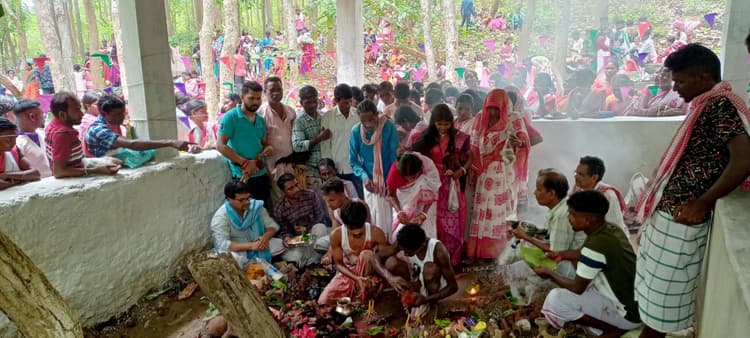 East Singhbhum News : गालूडीह : लेदासाल पहाड़ पूजा में झारखंड व बंगाल के ग्रामीणों की उमड़ी भीड़