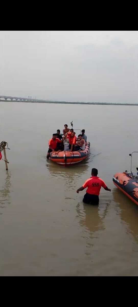 गंगा स्नान के दौरान डूबते सात किशोर को बचाया