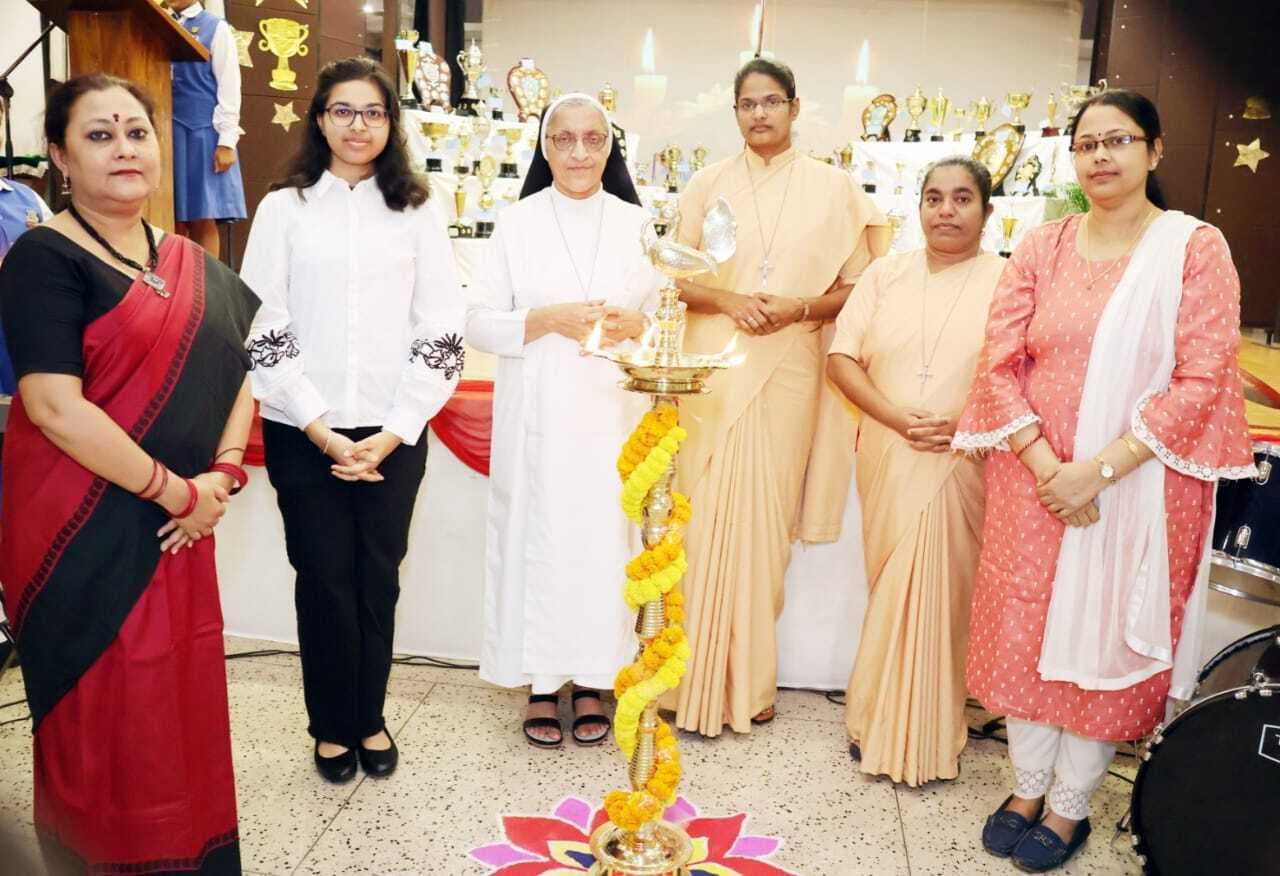 Jamshedpur News : सेक्रेड हार्ट कॉन्वेंट स्कूल की मेधावी छात्राओं को मिला सम्मान