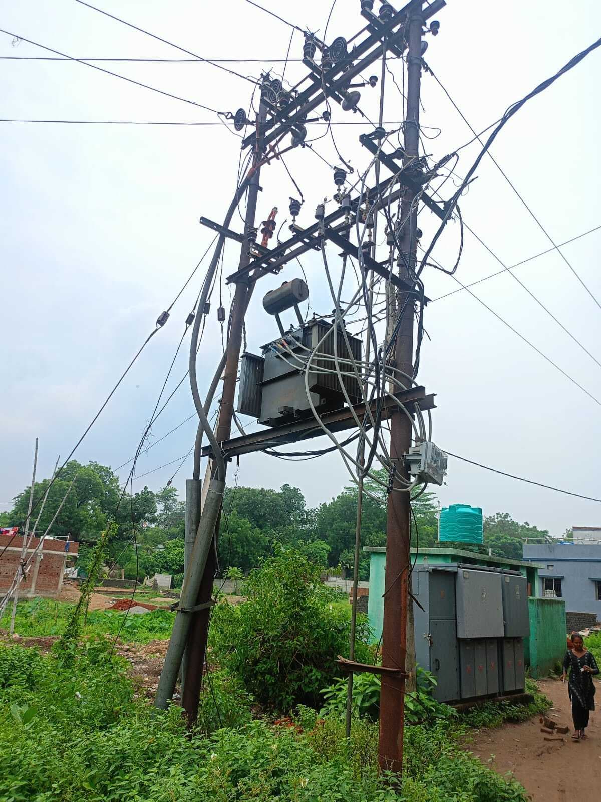 Jamshedpur News : बागबेड़ा : चार दिनों से अंधेरे में डूबी है सोमायझोपड़ी बस्ती